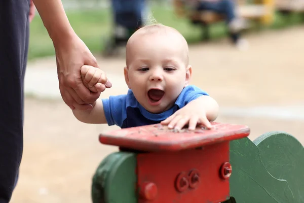 Bambino eccitato al parco giochi — Foto Stock