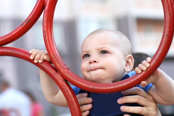 Guardando bambino al parco giochi — Foto Stock