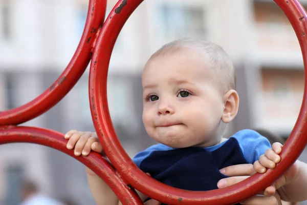 Dítě při pohledu přes kruh — Stock fotografie