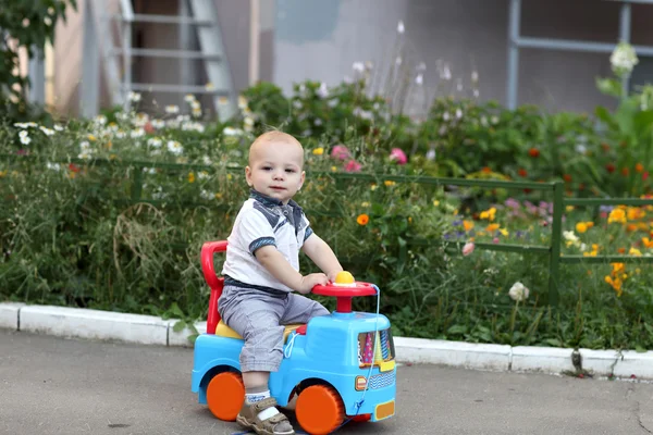 Oyuncak araba üzerinde oynayan çocuk — Stok fotoğraf