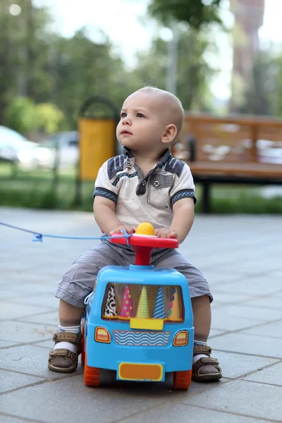 Anak naik mobil mainan — Stok Foto