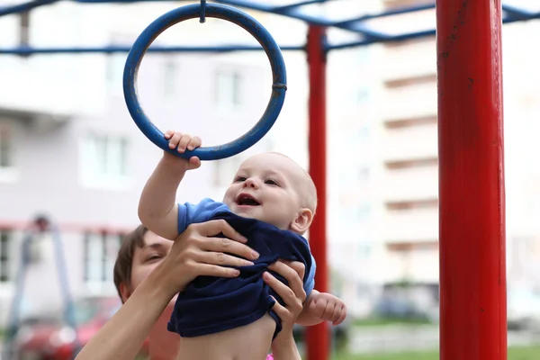Šťastné dítě hraje s kroužkem — Stock fotografie