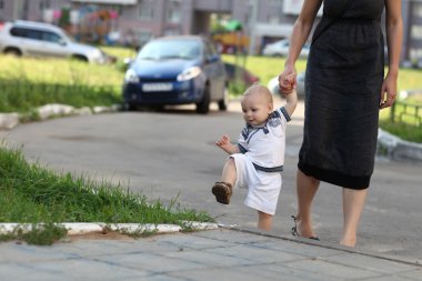 tırmanma kaldırımda yürümeye başlayan çocuk