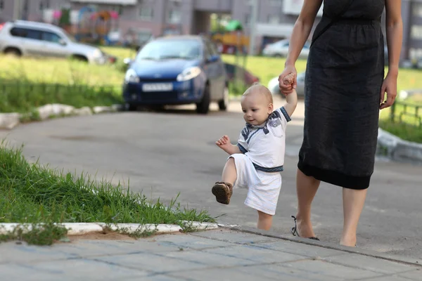Toddler climbing on sidewalk — Stock Photo, Image