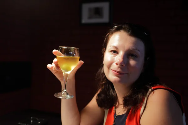 Donna con bicchiere di vino — Foto Stock