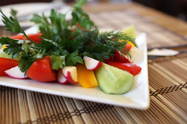 Различные овощи на тарелке — стоковое фото