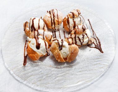 Dondurmalı profiterol.