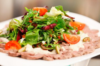 gebraden vlees met salade