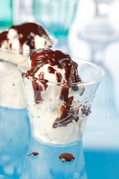Vanille-ijs met chocolade — Stockfoto