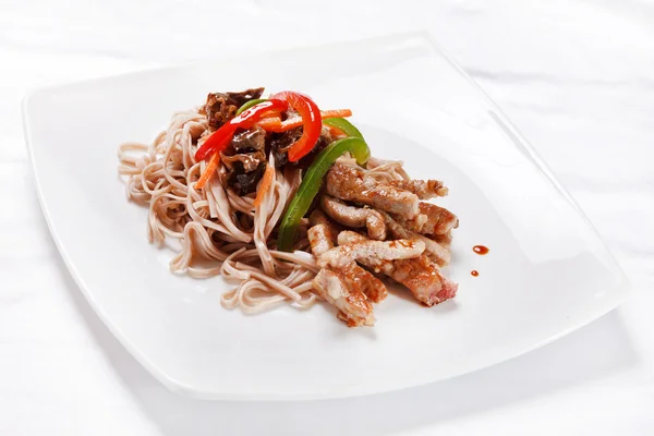 Meat with noodles and vegetables — Stock Photo, Image