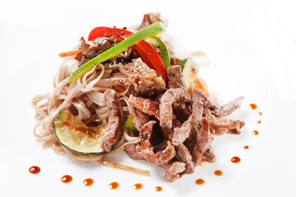 Carne con tagliatelle e verdure — Foto Stock