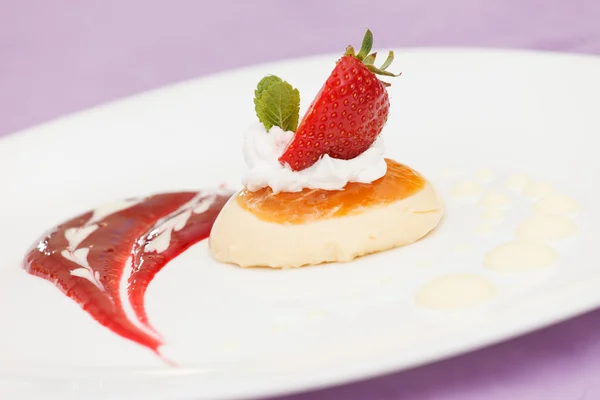 Italiensk panna cotta efterrätt med jordgubbar — Stockfoto