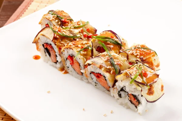 Sushi met aubergine en zalm — Stockfoto