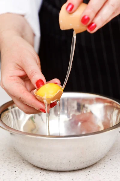 Romper un huevo por plato —  Fotos de Stock