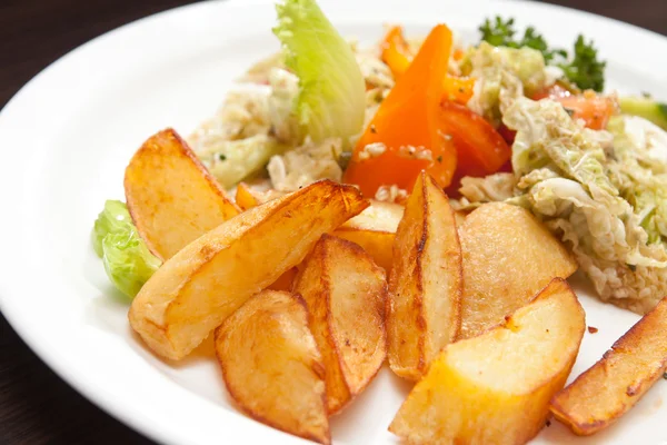 Geroosterde aardappelen met groenten — Stockfoto