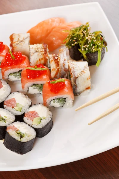 Sushi op het bord — Stockfoto
