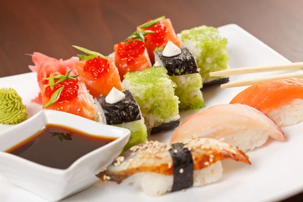 Sushi no prato — Fotografia de Stock