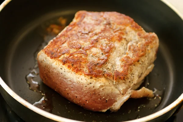 Carne desgastada na panela de desgaste — Fotografia de Stock