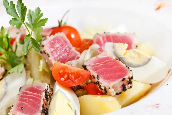 Salas, tonhal és zöldségekkel — Stock Fotó