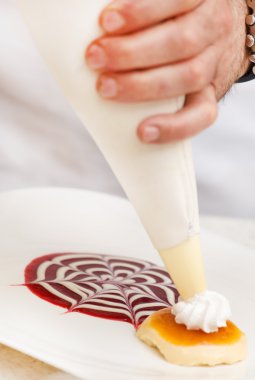 Şef süslemeleri ile tatlı tabağı