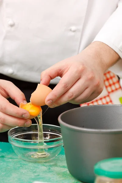 Bir tabak yumurta kırmak — Stok fotoğraf