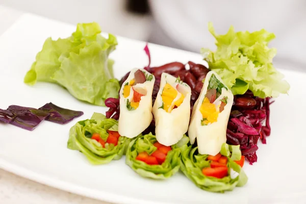 Літній салат з кальмарами — стокове фото