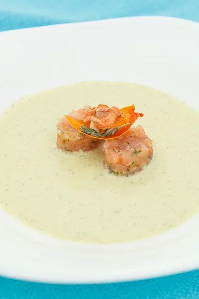 Кремовый суп с лососем — стоковое фото