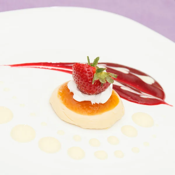 Włoski panna cotta deser z truskawkami — Zdjęcie stockowe