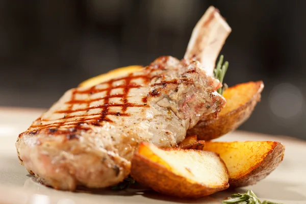 Žebra grilované maso s brambory — Stock fotografie