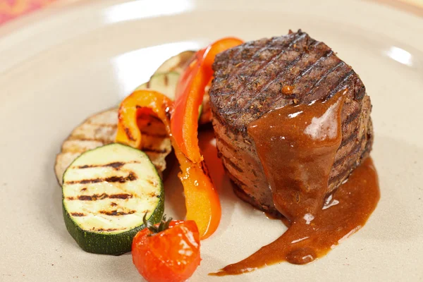 Steak mit gegrilltem Gemüse — Stockfoto