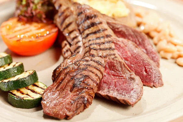 Biefstuk met gegrilde groenten — Stockfoto