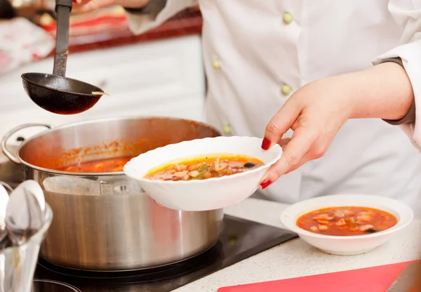 Kock Matlagning seljanka i köket — Stockfoto