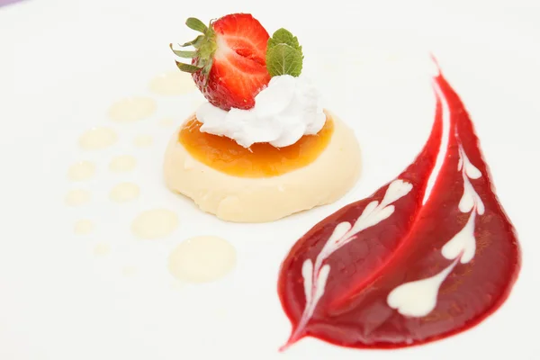 草莓与意大利智世陶甜点 — 图库照片