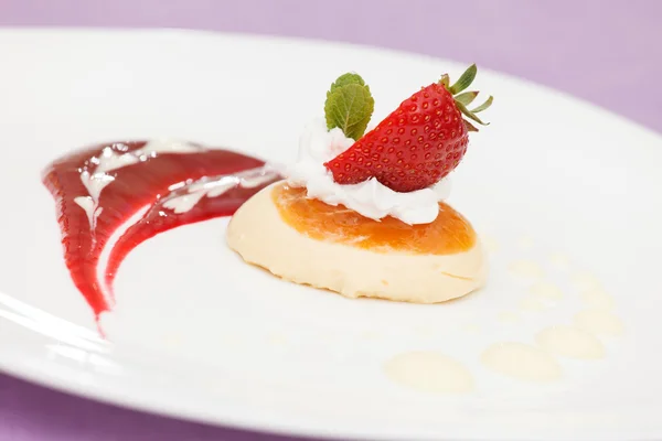 Italienisches Panna-cotta-Dessert mit Erdbeere — Stockfoto