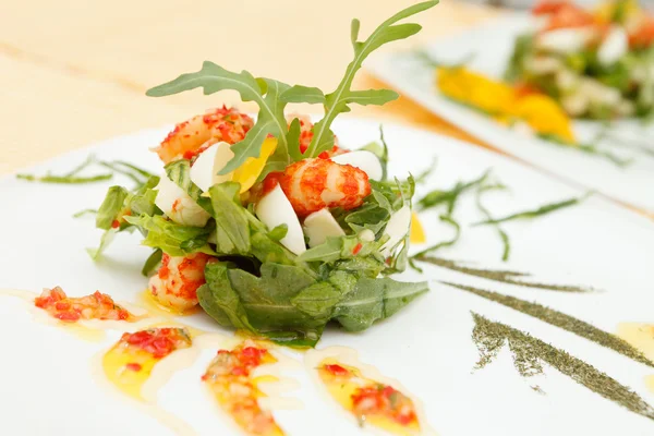 Zomer salade met garnalen — Stockfoto