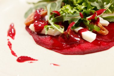 Salad with beet and arugula