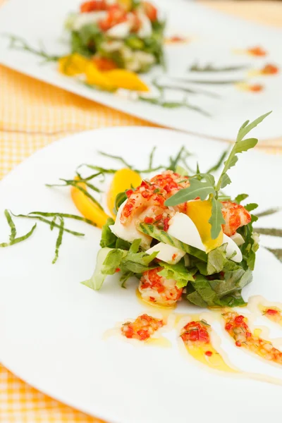 Summer salad with shrimps — Stock Photo, Image