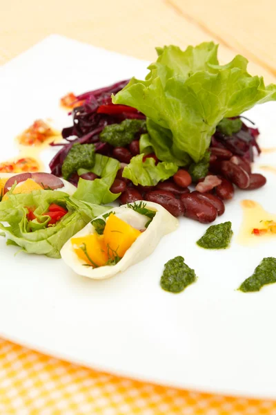 Летний салат с кальмарами — стоковое фото