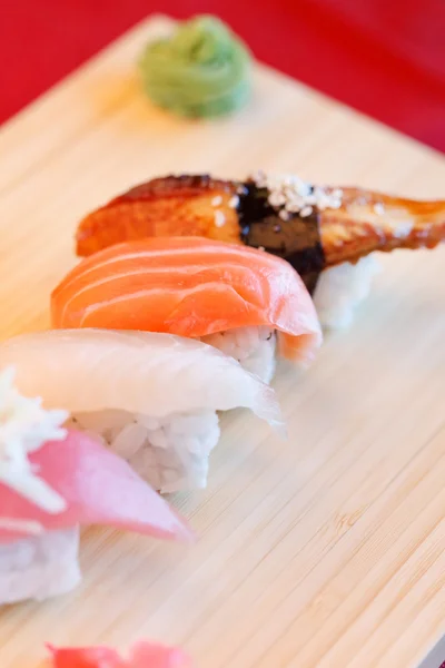 Zencefil ve wasabi ile nigiri — Stok fotoğraf