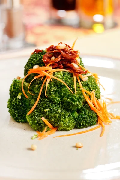 Brokolice s mrkví a sušených rajčat — Stock fotografie
