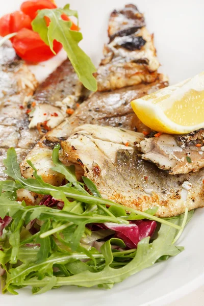 Grilled fish fillet with tomato and lemon — Stock Photo, Image
