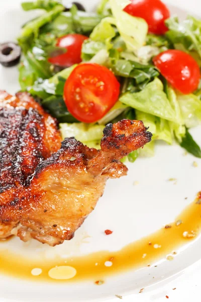 샐러드와 구운된 닭 다리 — 스톡 사진