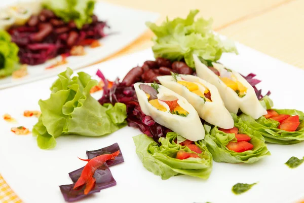 イカの夏サラダletní salát s kalamáry — Stock fotografie
