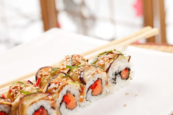 Sushi met aubergine en zalm — Stockfoto