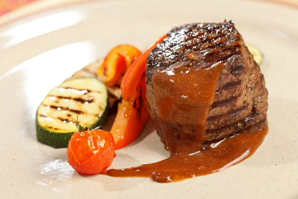 Steak s grilovanou zeleninou — Stock fotografie