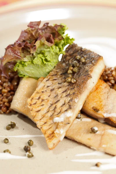 Carp with green lentil — Stock Photo, Image