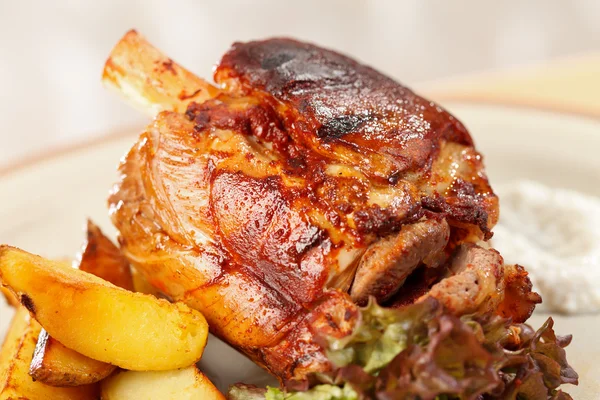 Roasted pork knuckle with potatoes — Stock Photo, Image