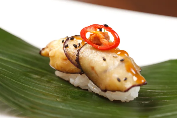 Sushi auf dem Blatt — Stockfoto