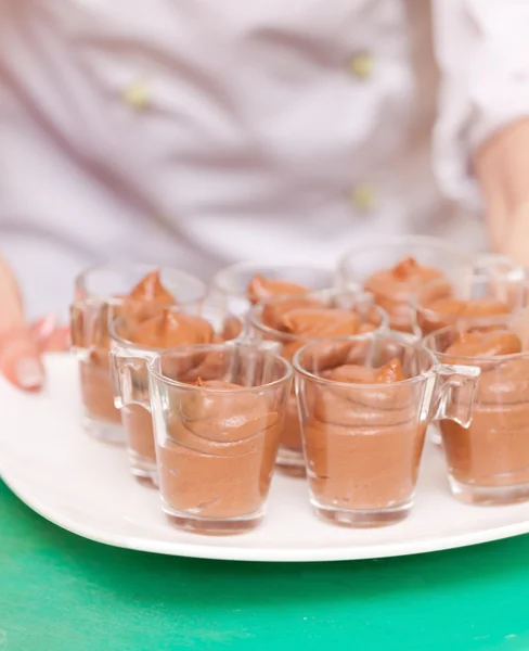Chef making a chocolate mousse — Stock Photo, Image