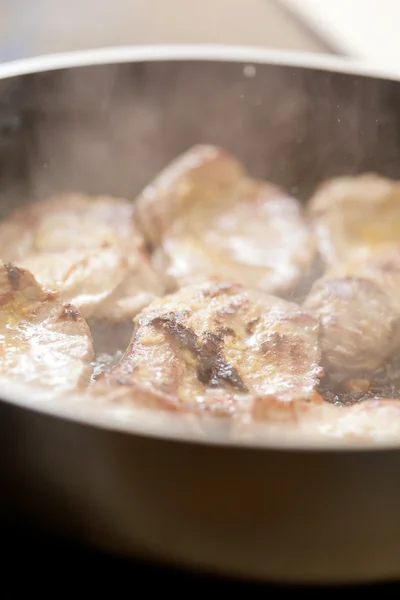 Vlees gerafeld op rafels pan — Stockfoto